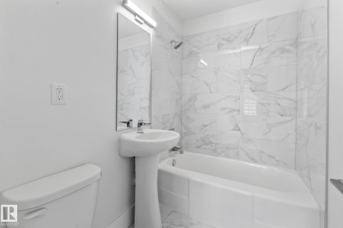 11420 112 Avenue, Edmonton, AB - Indoor Photo Showing Bathroom