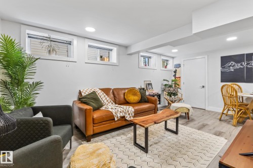 11420 112 Avenue, Edmonton, AB - Indoor Photo Showing Living Room