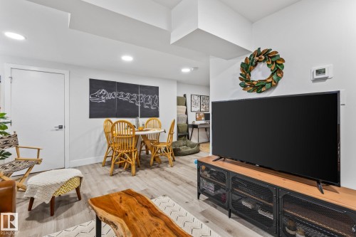 11420 112 Avenue, Edmonton, AB - Indoor