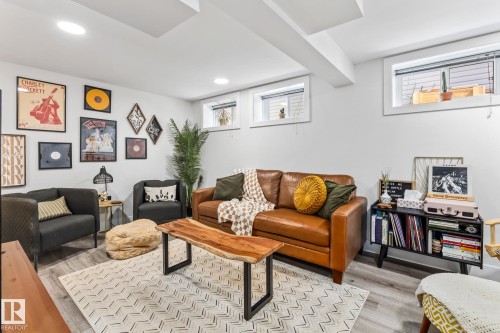11420 112 Avenue, Edmonton, AB - Indoor Photo Showing Living Room