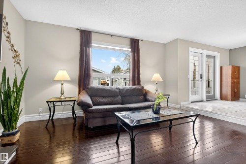 3907 44 Avenue, Stony Plain, AB - Indoor Photo Showing Living Room
