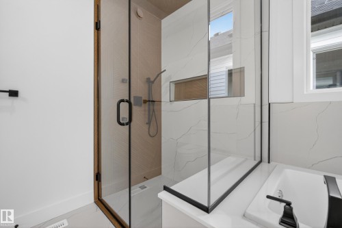 11611 79, Edmonton, AB - Indoor Photo Showing Bathroom