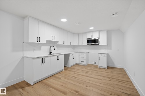 11611 79, Edmonton, AB - Indoor Photo Showing Kitchen