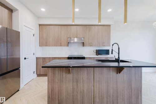 8288 Kiriak Loop, Edmonton, AB - Indoor Photo Showing Kitchen With Upgraded Kitchen