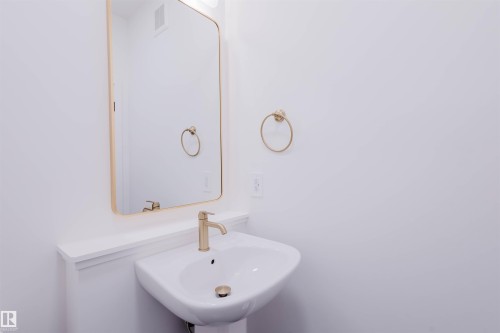 8288 Kiriak Loop, Edmonton, AB - Indoor Photo Showing Bathroom