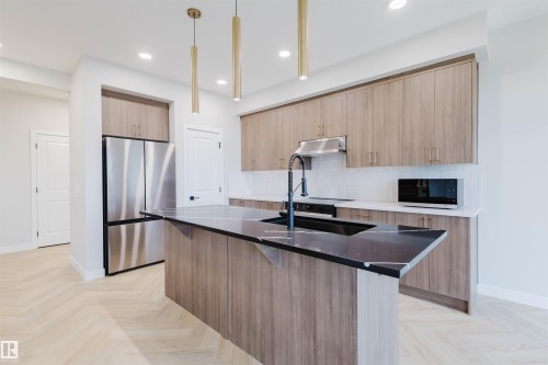 8288 Kiriak Loop, Edmonton, AB - Indoor Photo Showing Kitchen With Double Sink With Upgraded Kitchen