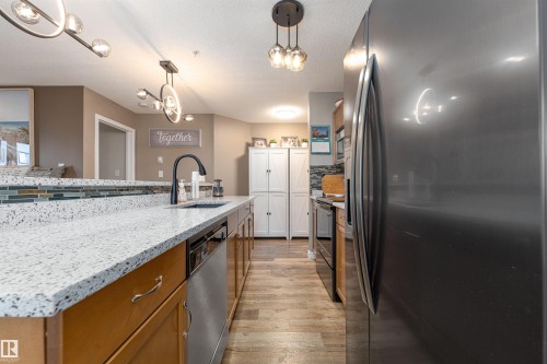 139 1180 Hyndman Road Nw, Edmonton, AB - Indoor Photo Showing Kitchen