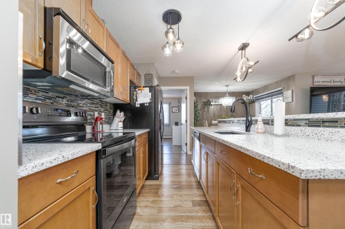 139 1180 Hyndman Road Nw, Edmonton, AB - Indoor Photo Showing Kitchen