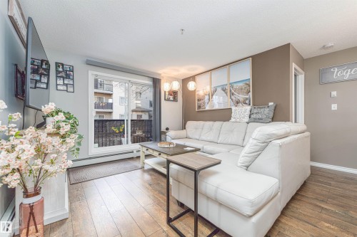 139 1180 Hyndman Road Nw, Edmonton, AB - Indoor Photo Showing Living Room
