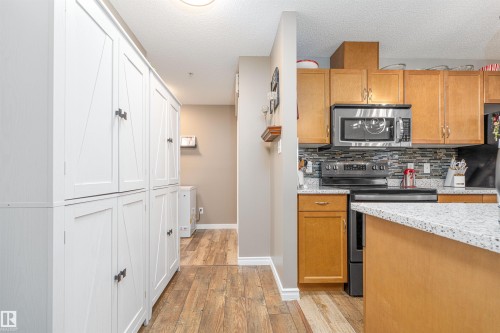 139 1180 Hyndman Road Nw, Edmonton, AB - Indoor Photo Showing Kitchen