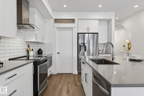 1096 Secord Promenade, Edmonton, AB - Indoor Photo Showing Kitchen With Stainless Steel Kitchen With Upgraded Kitchen