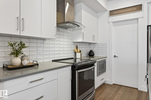 1096 Secord Promenade, Edmonton, AB - Indoor Photo Showing Kitchen With Upgraded Kitchen