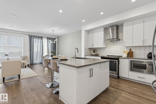 1096 Secord Promenade, Edmonton, AB - Indoor Photo Showing Kitchen With Stainless Steel Kitchen With Upgraded Kitchen