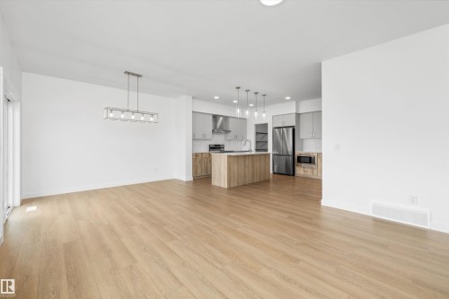 6292 180 Avenue Nw, Edmonton, AB - Indoor Photo Showing Kitchen
