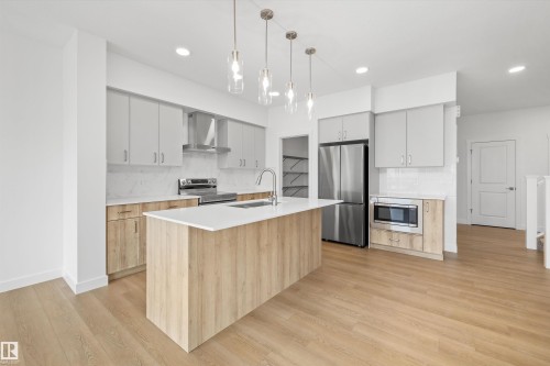 6292 180 Avenue Nw, Edmonton, AB - Indoor Photo Showing Kitchen With Upgraded Kitchen
