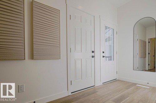 930 18 Avenue, Edmonton, AB - Indoor Photo Showing Other Room