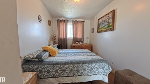 Bedroom with a textured ceiling - 3122 142 Avenue, Edmonton, AB - Indoor Photo Showing Bedroom