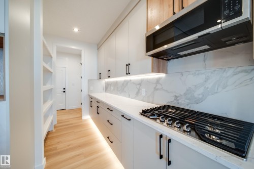 18 Blackbird Bend, Fort Saskatchewan, AB - Indoor Photo Showing Kitchen With Upgraded Kitchen