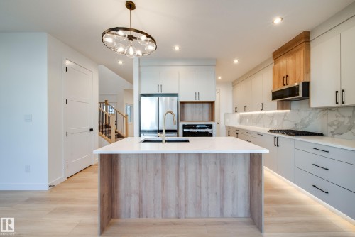 18 Blackbird Bend, Fort Saskatchewan, AB - Indoor Photo Showing Kitchen With Upgraded Kitchen