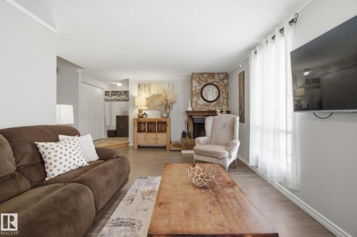 17923 77 Avenue, Edmonton, AB - Indoor Photo Showing Living Room