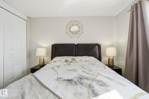 17923 77 Avenue, Edmonton, AB - Indoor Photo Showing Bedroom