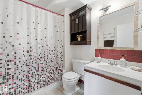 17923 77 Avenue, Edmonton, AB - Indoor Photo Showing Bathroom