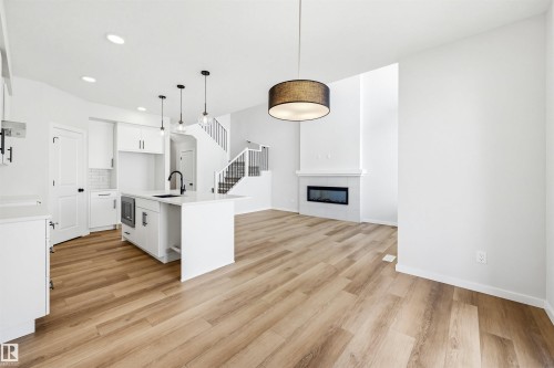 22812 82 Avenue, Edmonton, AB - Indoor Photo Showing Kitchen With Upgraded Kitchen