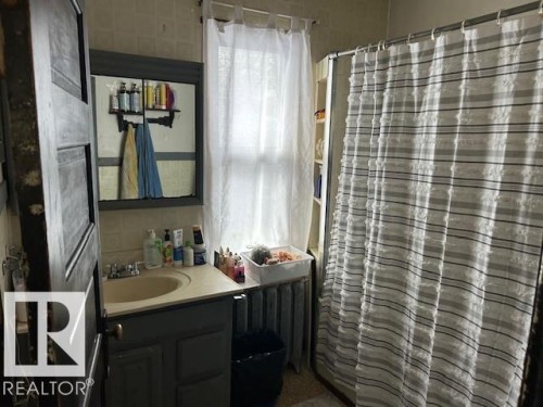 10848 93 Street, Edmonton, AB - Indoor Photo Showing Bathroom