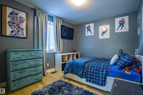28 Hilldowns Drive, Spruce Grove, AB - Indoor Photo Showing Bedroom