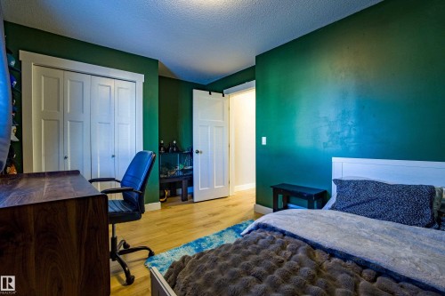 28 Hilldowns Drive, Spruce Grove, AB - Indoor Photo Showing Bedroom