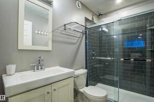 28 Hilldowns Drive, Spruce Grove, AB - Indoor Photo Showing Bathroom