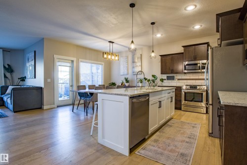 28 Hilldowns Drive, Spruce Grove, AB - Indoor Photo Showing Kitchen With Upgraded Kitchen