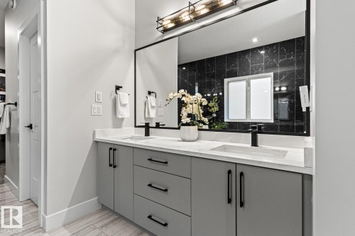 Bathroom with double vanity - 5 Starling, Fort Saskatchewan, AB 