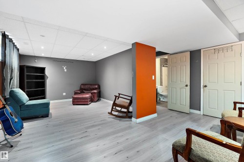 Sitting room with light wood finished floors and a paneled ceiling - 33 Sutherland Street, Leduc, AB - Indoor