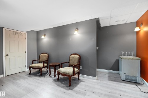 Sitting room with a drop ceiling and light wood-style flooring - 33 Sutherland Street, Leduc, AB - Indoor