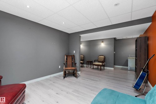 Sitting room with a drop ceiling and light wood finished floors - 33 Sutherland Street, Leduc, AB - Indoor