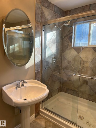 11243 125 Street, Edmonton, AB - Indoor Photo Showing Bathroom