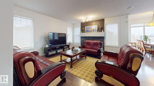 5440 1A Avenue, Edmonton, AB - Indoor Photo Showing Living Room