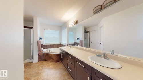 5440 1A Avenue, Edmonton, AB - Indoor Photo Showing Bathroom