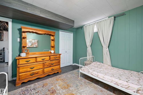 Bedroom with a closet - 12 Beacon Crescent, St. Albert, AB - Indoor Photo Showing Bedroom