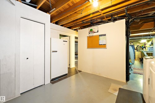 Unfinished below grade area featuring freestanding refrigerator and washing machine and dryer - 12 Beacon Crescent, St. Albert, AB - Indoor Photo Showing Basement