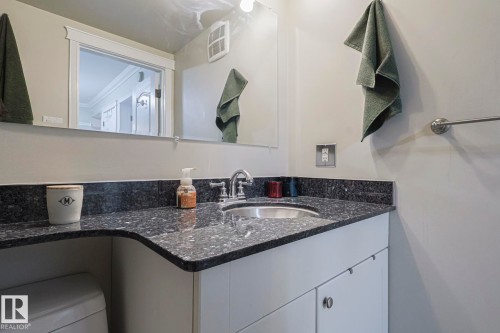 207 9925 83 Avenue, Edmonton, AB - Indoor Photo Showing Bathroom