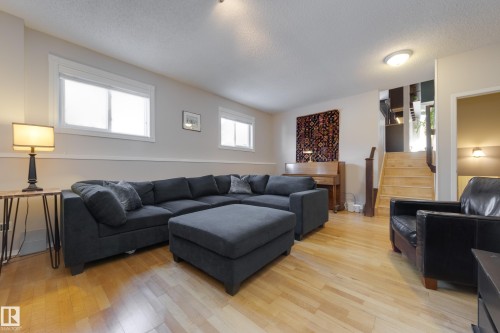 18316 60 Avenue, Edmonton, AB - Indoor Photo Showing Living Room
