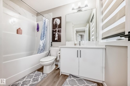 4930 Hawthorn Place, Edmonton, AB - Indoor Photo Showing Bathroom