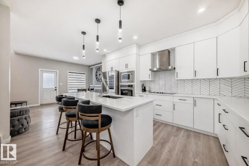 4930 Hawthorn Place, Edmonton, AB - Indoor Photo Showing Kitchen With Upgraded Kitchen