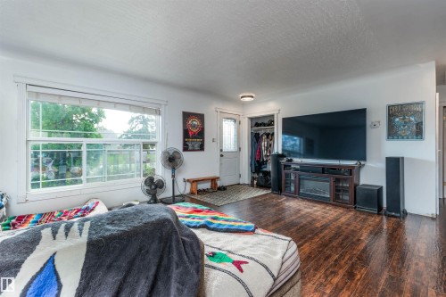 10624 40 Street, Edmonton, AB - Indoor Photo Showing Living Room