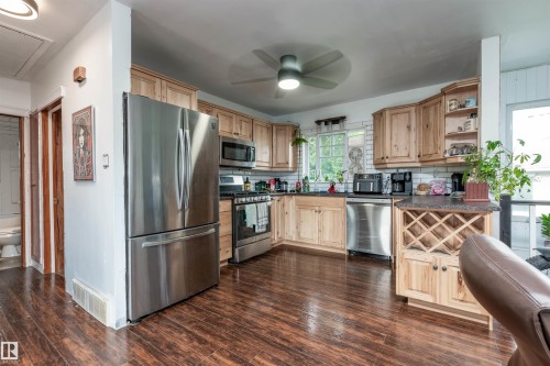10624 40 Street, Edmonton, AB - Indoor Photo Showing Kitchen With Stainless Steel Kitchen