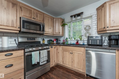 10624 40 Street, Edmonton, AB - Indoor Photo Showing Kitchen