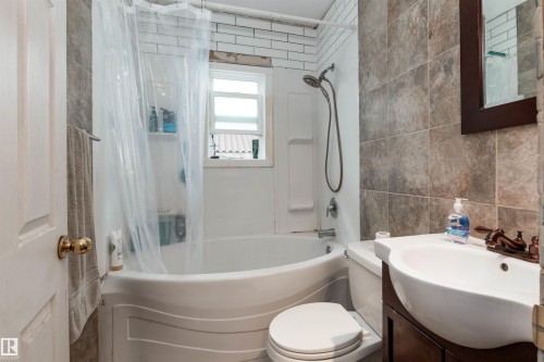 10624 40 Street, Edmonton, AB - Indoor Photo Showing Bathroom