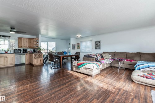 10624 40 Street, Edmonton, AB - Indoor Photo Showing Living Room